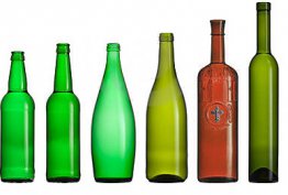 Glasflaschen, eine davon mit Gift