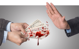Foto: Eine Hand weist blutbeflecktes Geld zurück