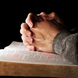 betende Hände auf einer Bibel